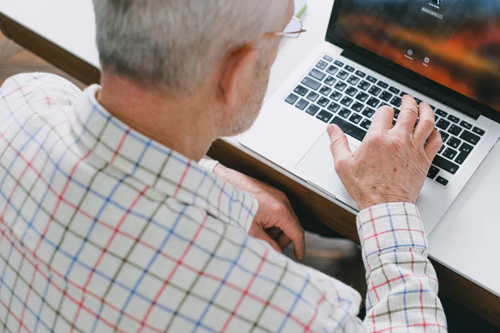 Cyber safety tips for seniors at Christmas